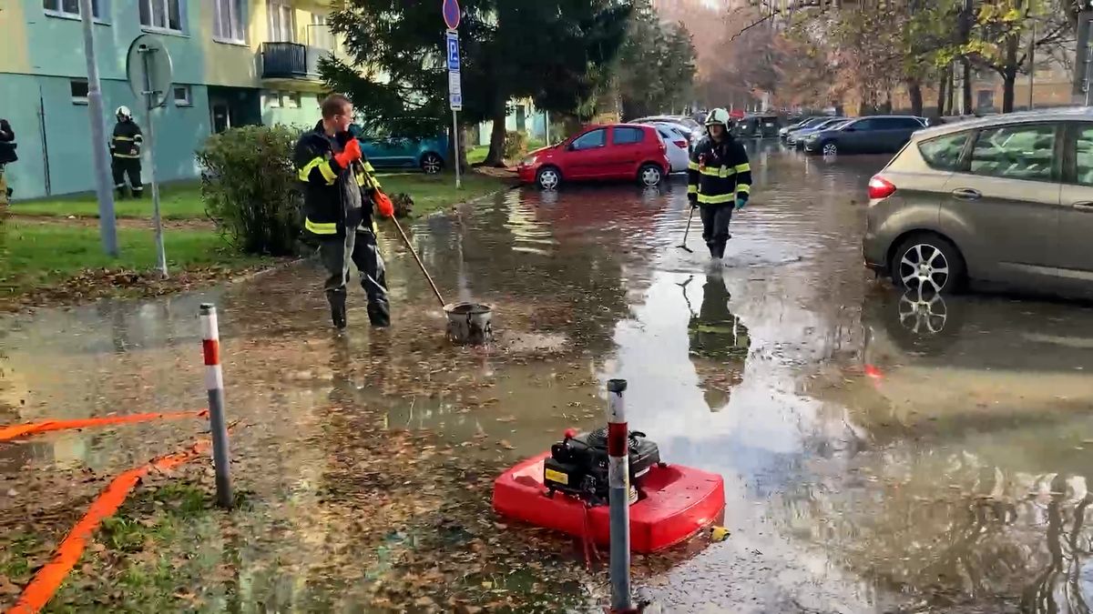 V Českých Budějovicích prasklo potrubí, voda zatopila ulice